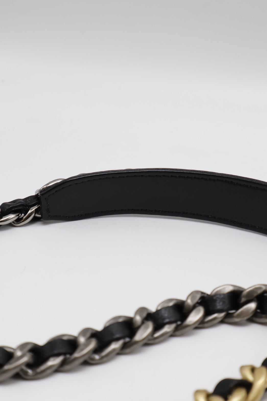 CHANEL 19 經典菱格紋雙色鍊WOC - 黑金