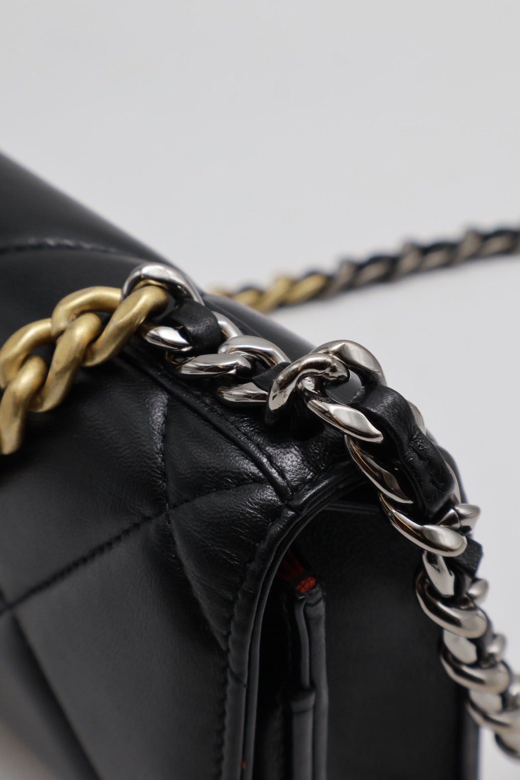 CHANEL 19 經典菱格紋雙色鍊WOC - 黑金