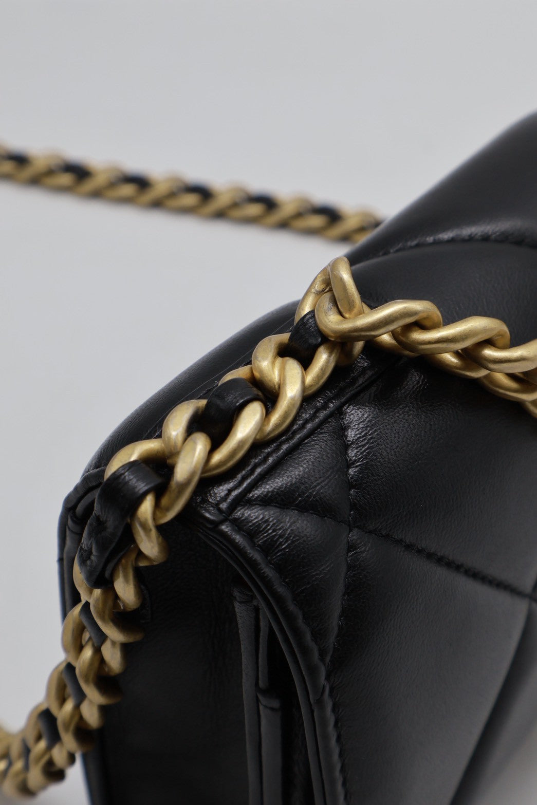 CHANEL 19 經典菱格紋雙色鍊WOC - 黑金