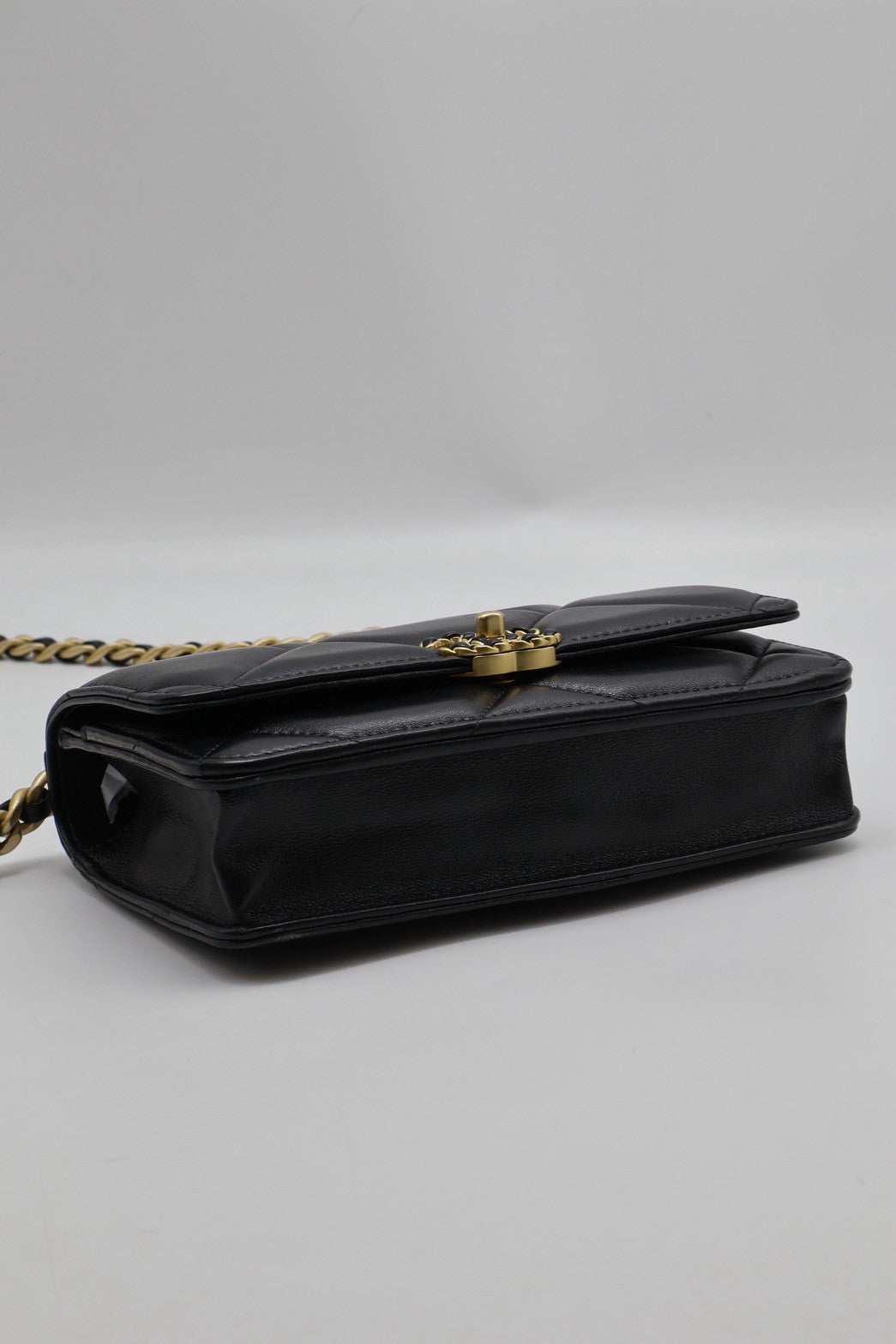 CHANEL 19 經典菱格紋雙色鍊WOC - 黑金