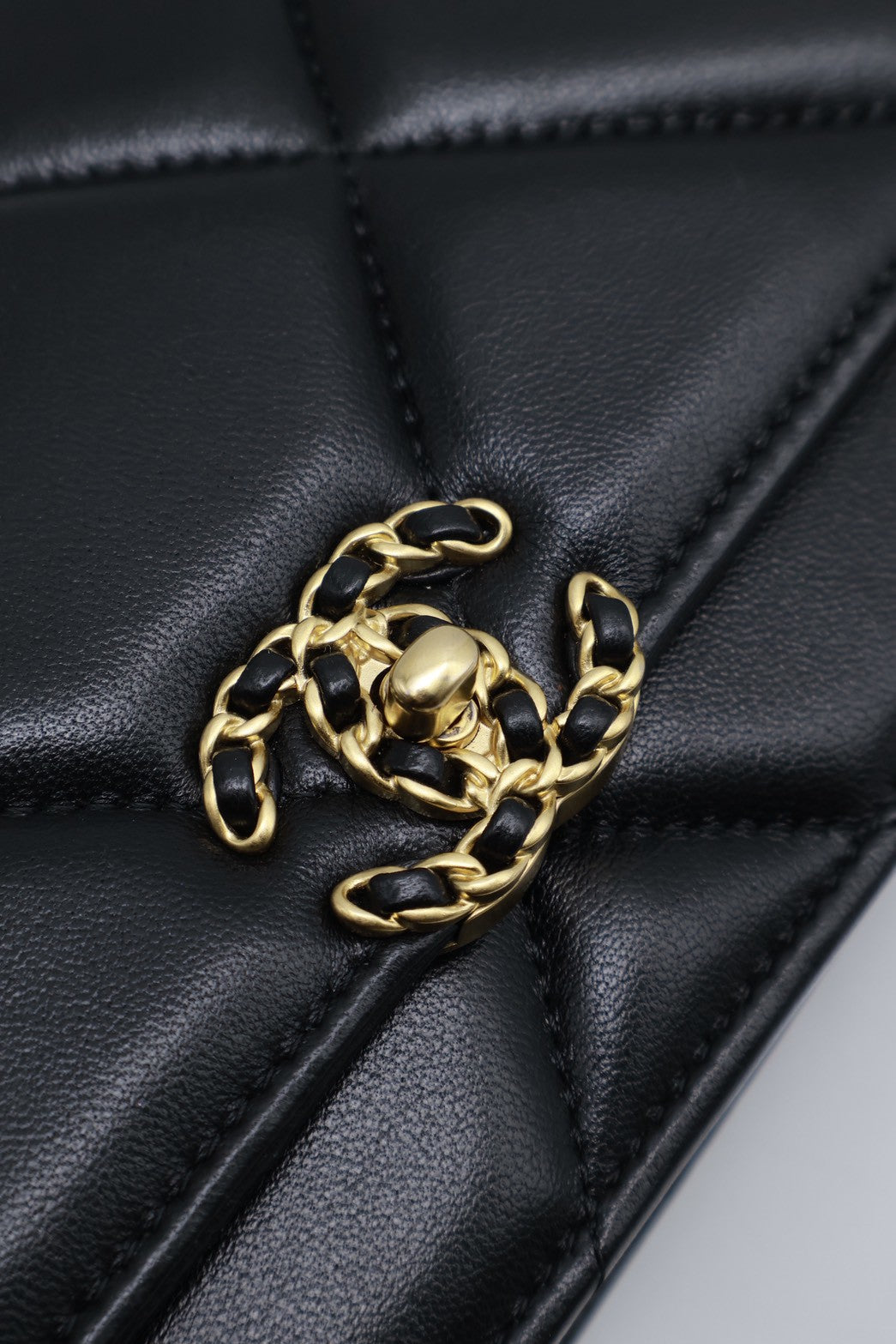 CHANEL 19 經典菱格紋雙色鍊WOC - 黑金