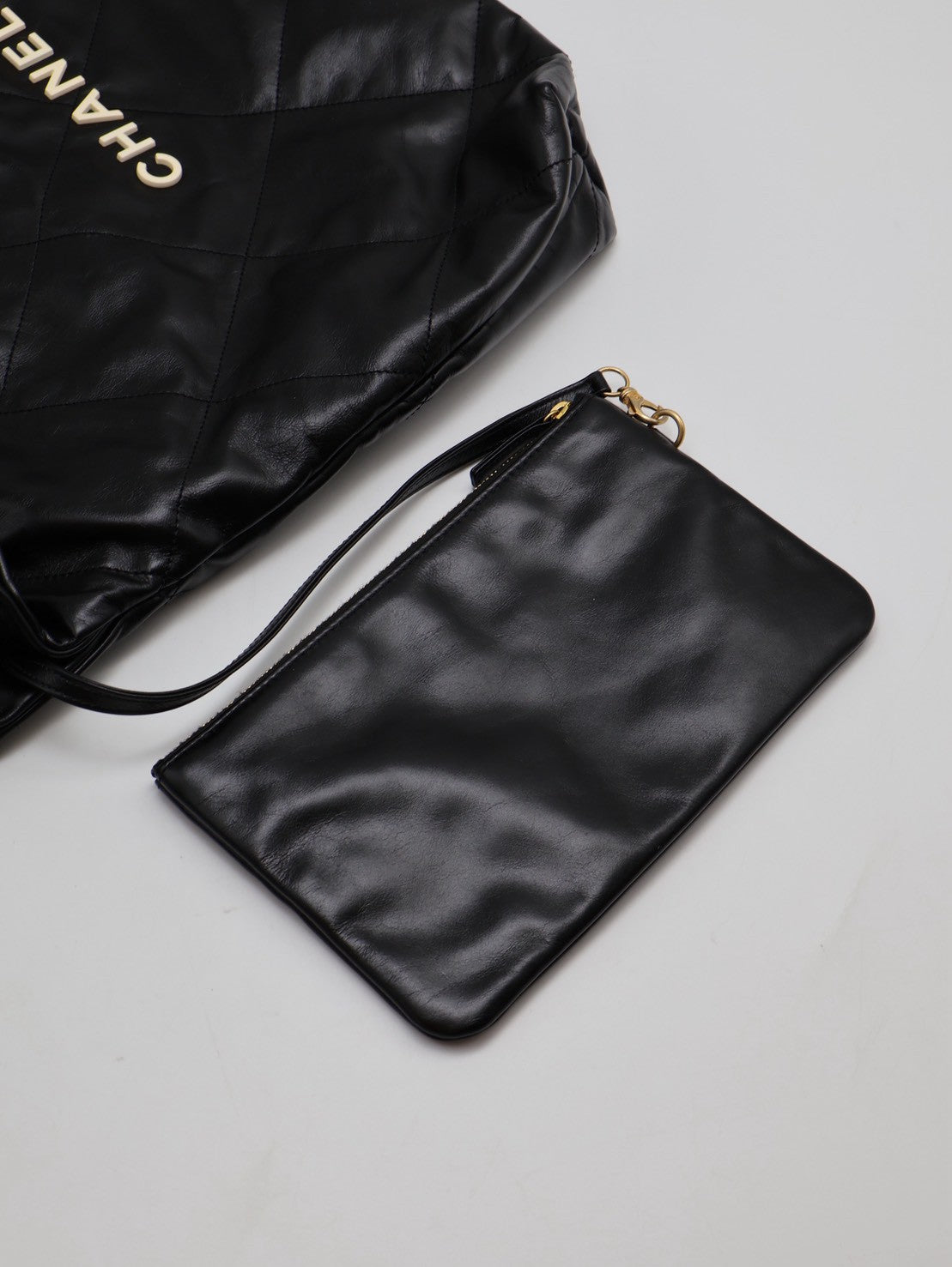CHANEL 22 Bag - 中號白字黑金
