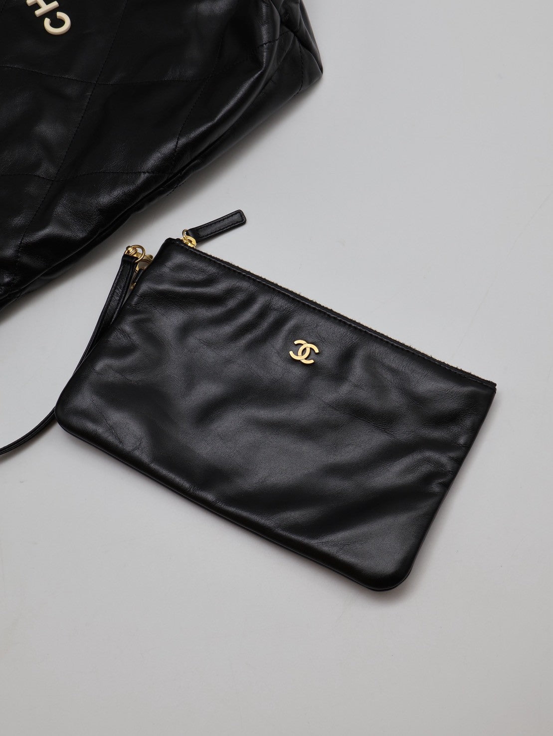 CHANEL 22 Bag - 中號白字黑金