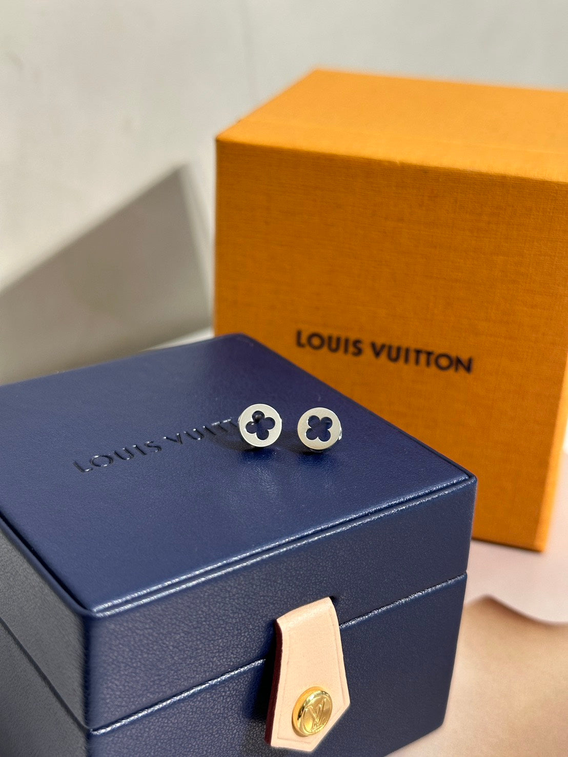 LOUIS VUITTON Empreinte 18K白金耳環