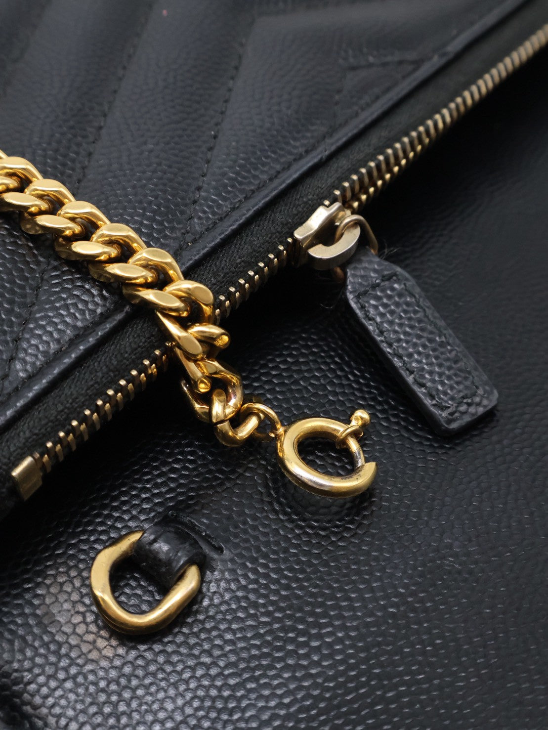 YSL 經典V紋粒面牛皮WOC - 19 黑金