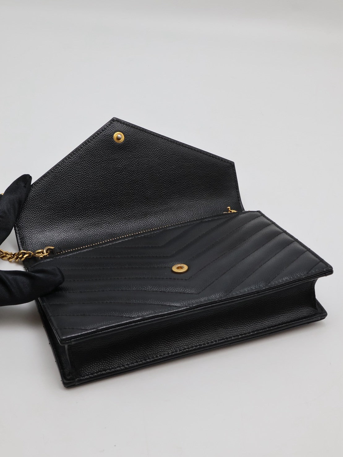 YSL 經典V紋粒面牛皮WOC - 19 黑金