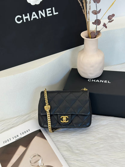 CHANEL 愛心調節釦口蓋包 20 - 粒面牛皮黑金