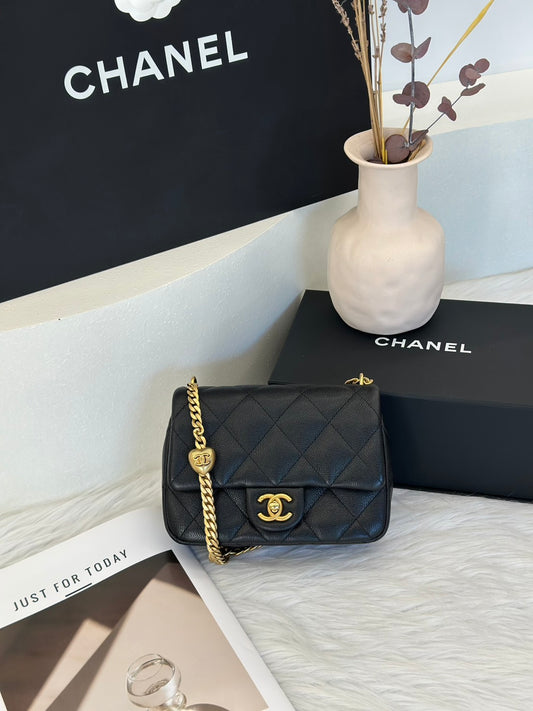 CHANEL 愛心調節釦口蓋包 20 - 粒面牛皮黑金