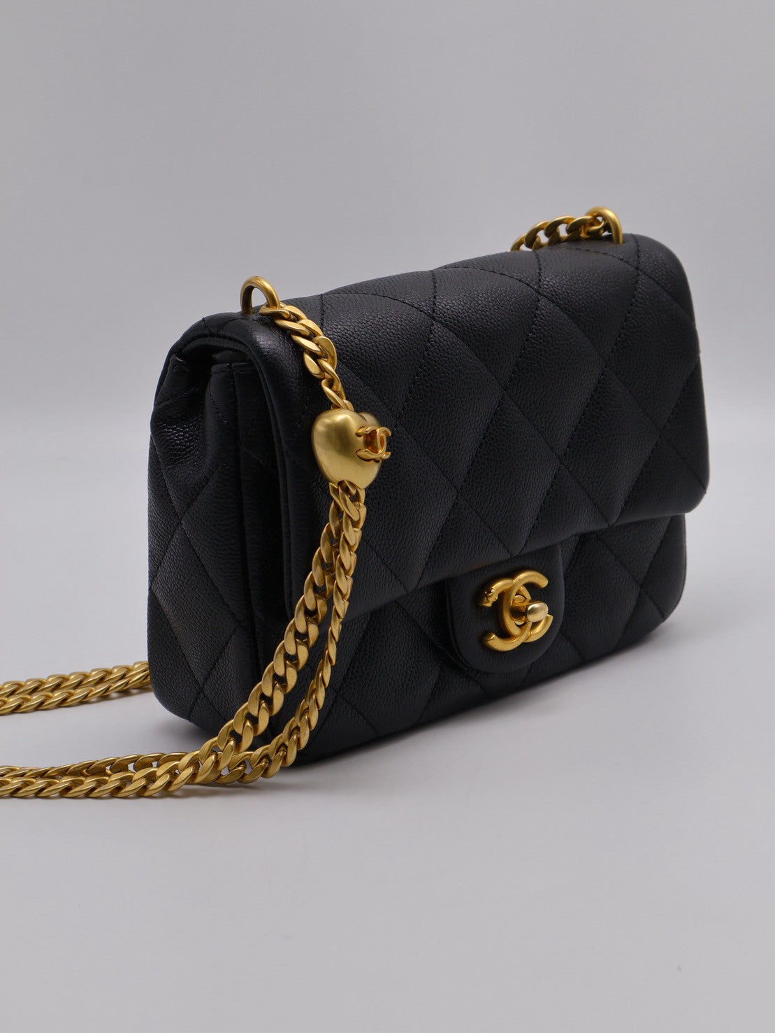 CHANEL 愛心調節釦口蓋包 20 - 粒面牛皮黑金