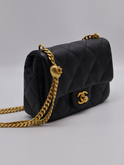 CHANEL 愛心調節釦口蓋包 20 - 粒面牛皮黑金