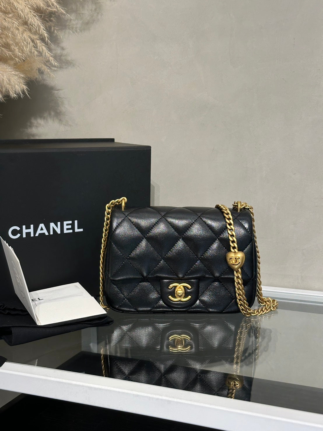 CHANEL 愛心調節釦口蓋包 19 - 羊皮黑金