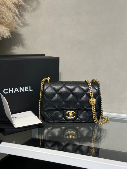CHANEL 愛心調節釦口蓋包 19 - 羊皮黑金