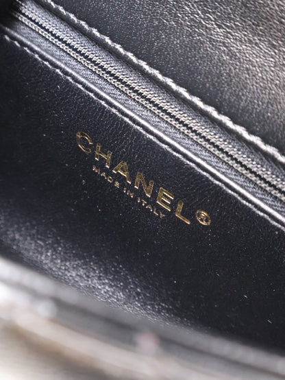 CHANEL 愛心調節釦口蓋包 19 - 羊皮黑金