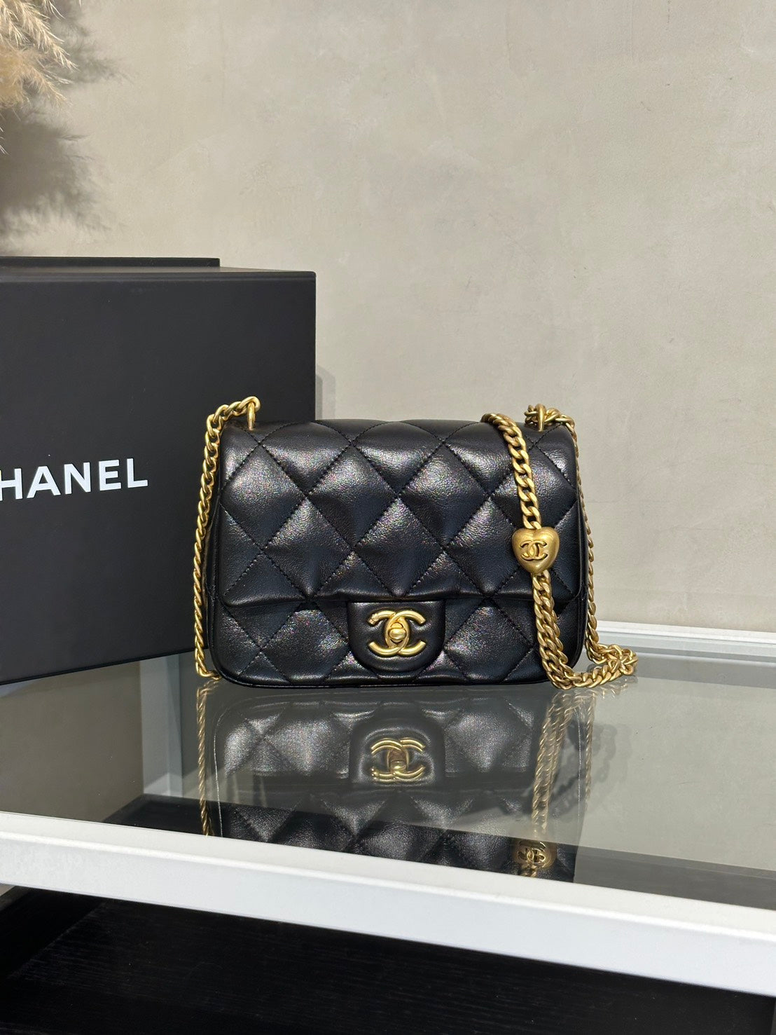 CHANEL 愛心調節釦口蓋包 19 - 羊皮黑金