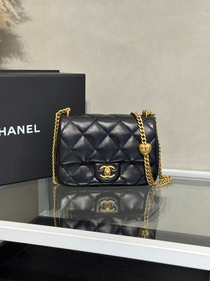 CHANEL 愛心調節釦口蓋包 19 - 羊皮黑金