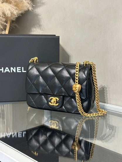 CHANEL 愛心調節釦口蓋包 19 - 羊皮黑金