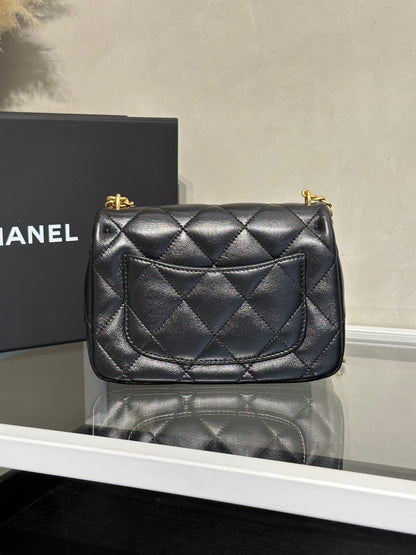 CHANEL 愛心調節釦口蓋包 19 - 羊皮黑金