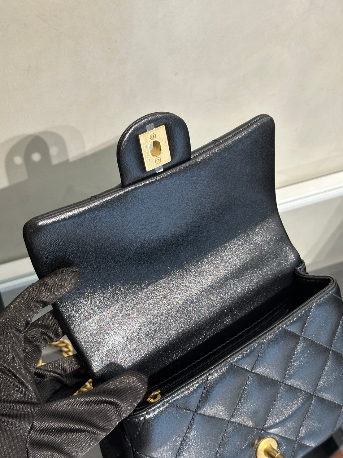 CHANEL 愛心調節釦口蓋包 19 - 羊皮黑金
