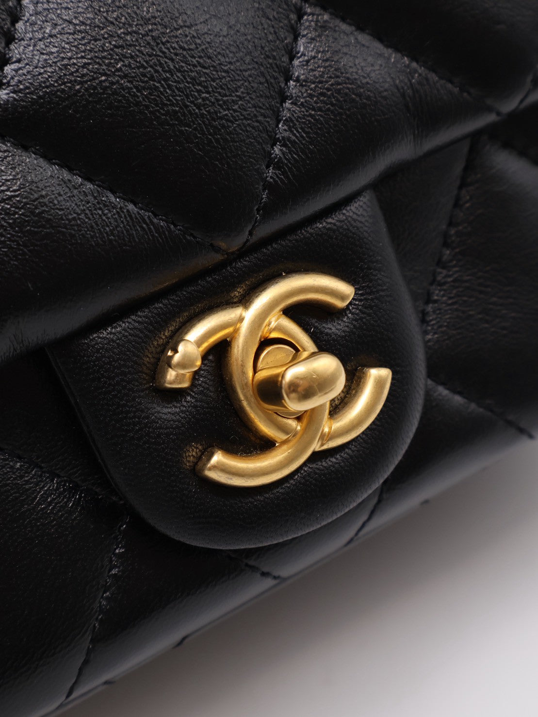 CHANEL 愛心調節釦口蓋包 19 - 羊皮黑金