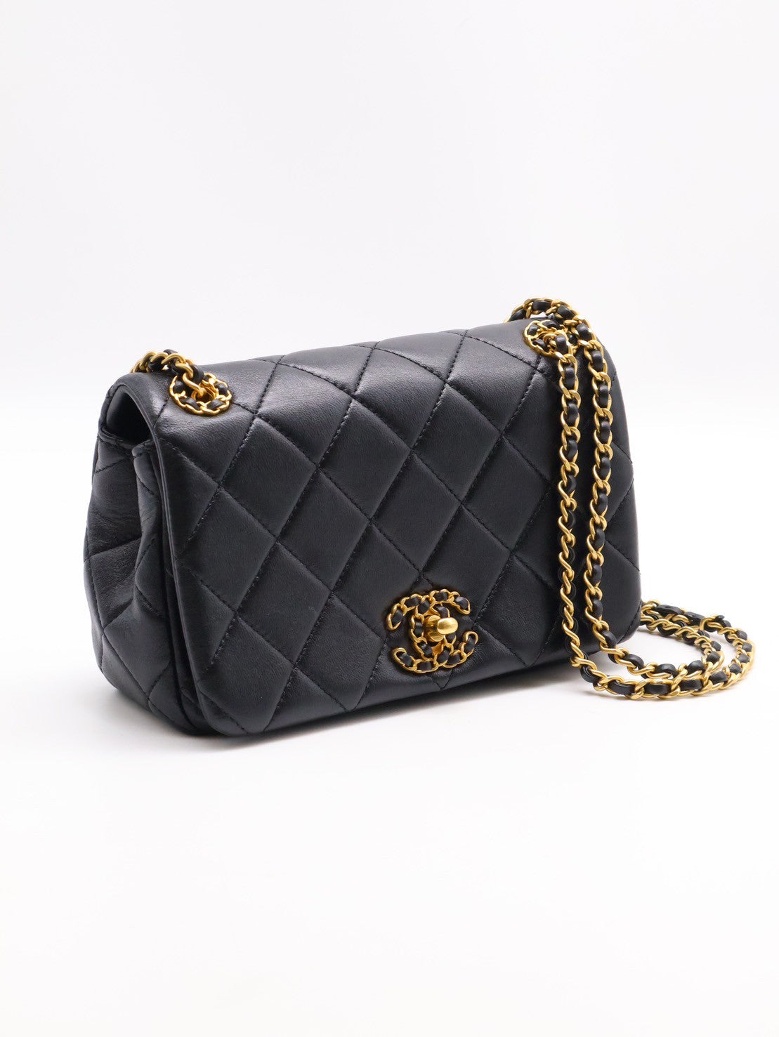 CHANEL 24P 19 菱格紋口蓋包 - 黑金