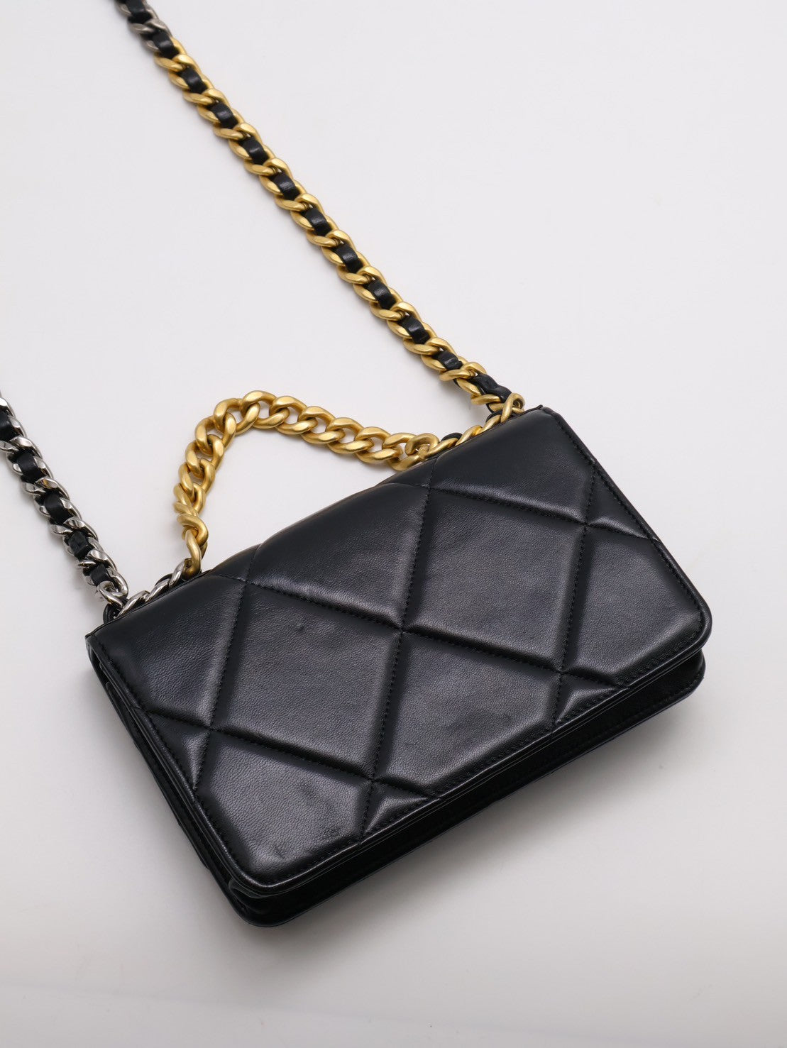 CHANEL 19 經典菱格紋雙色鍊WOC - 黑金
