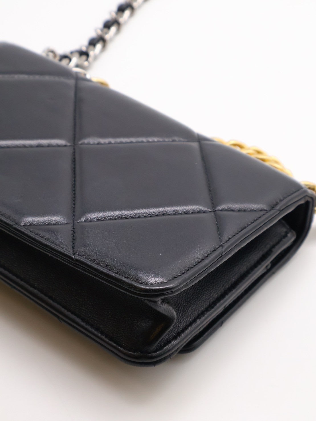 CHANEL 19 經典菱格紋雙色鍊WOC - 黑金