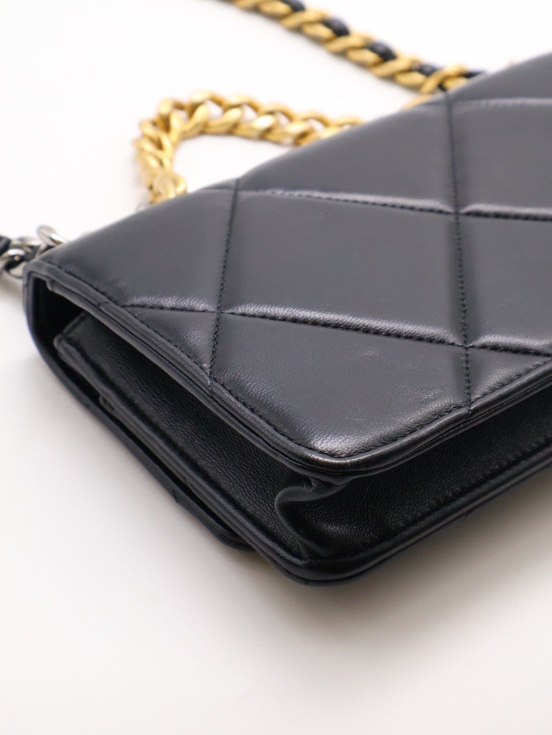 CHANEL 19 經典菱格紋雙色鍊WOC - 黑金