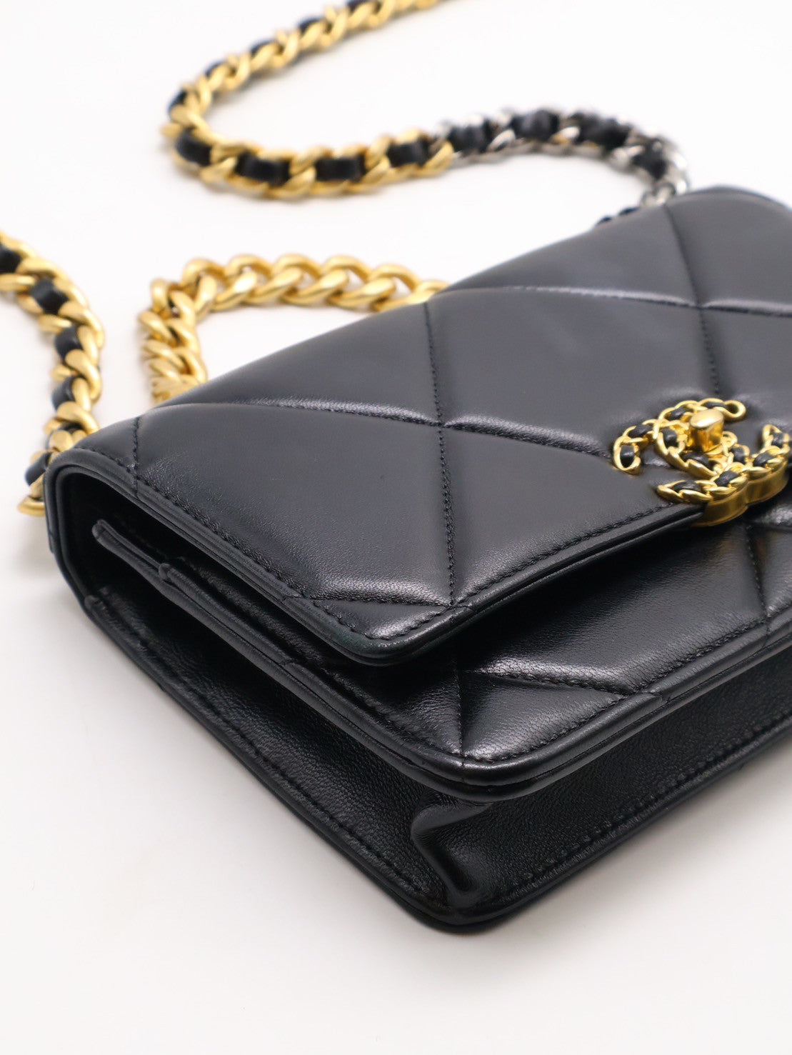 CHANEL 19 經典菱格紋雙色鍊WOC - 黑金