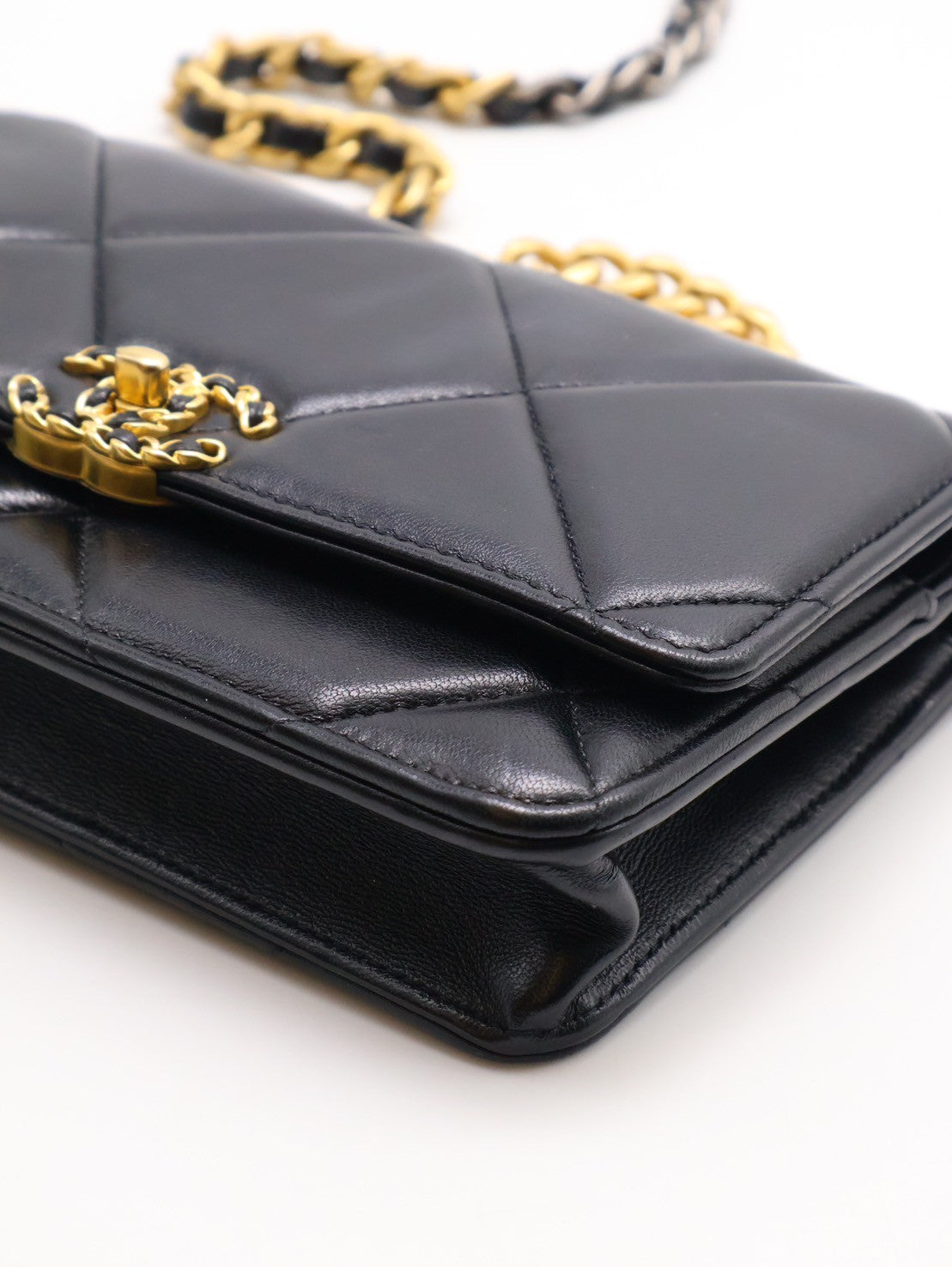 CHANEL 19 經典菱格紋雙色鍊WOC - 黑金