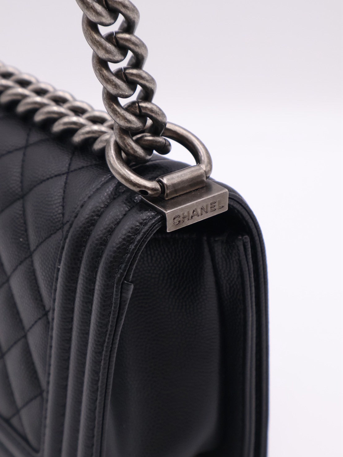 CHANEL Boy20 粒面牛皮口蓋包 - 黑銀