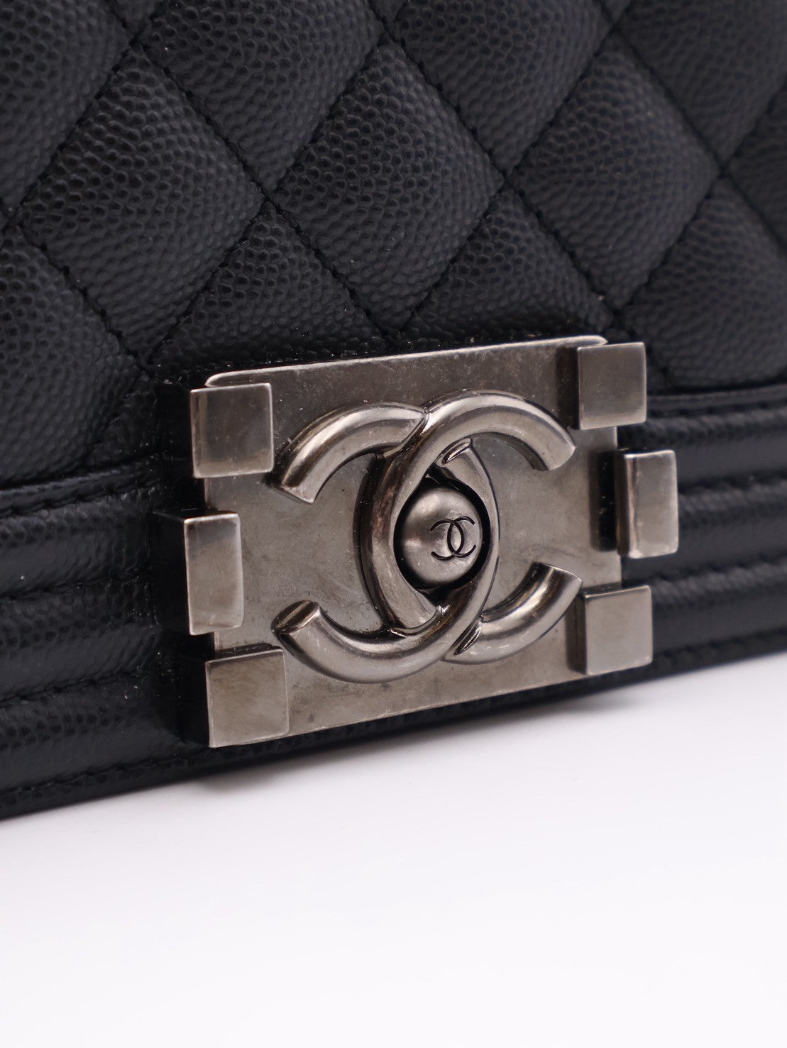 CHANEL Boy20 粒面牛皮口蓋包 - 黑銀