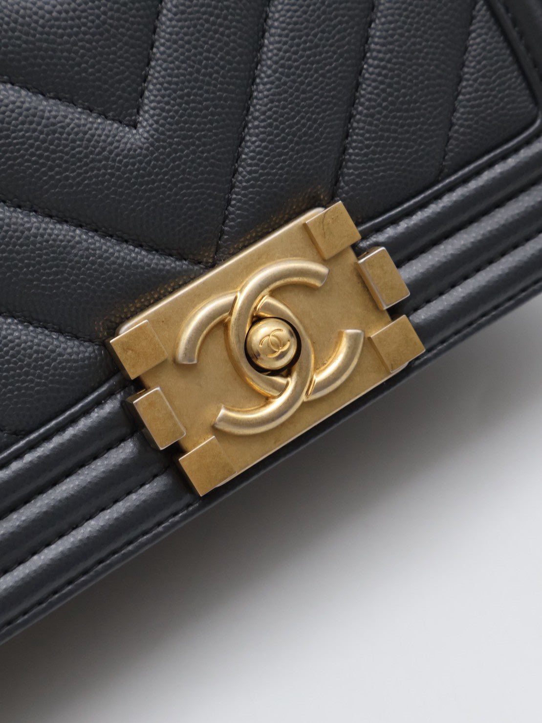 CHANEL Boy20 V紋粒面牛皮口蓋包 - 鐵灰金