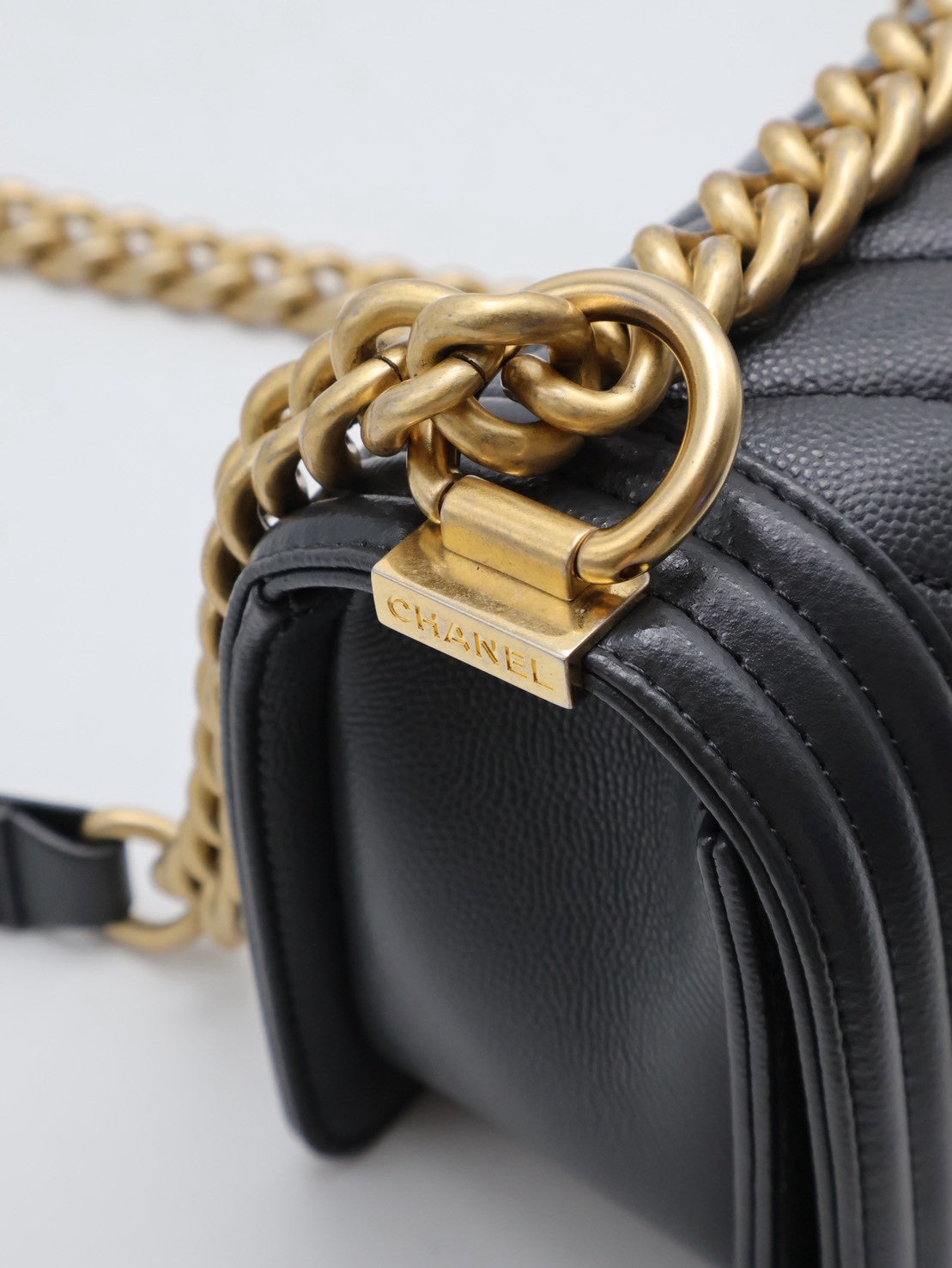 CHANEL Boy20 V紋粒面牛皮口蓋包 - 鐵灰金