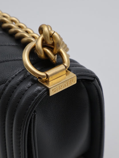 CHANEL Boy20 V紋粒面牛皮口蓋包 - 鐵灰金