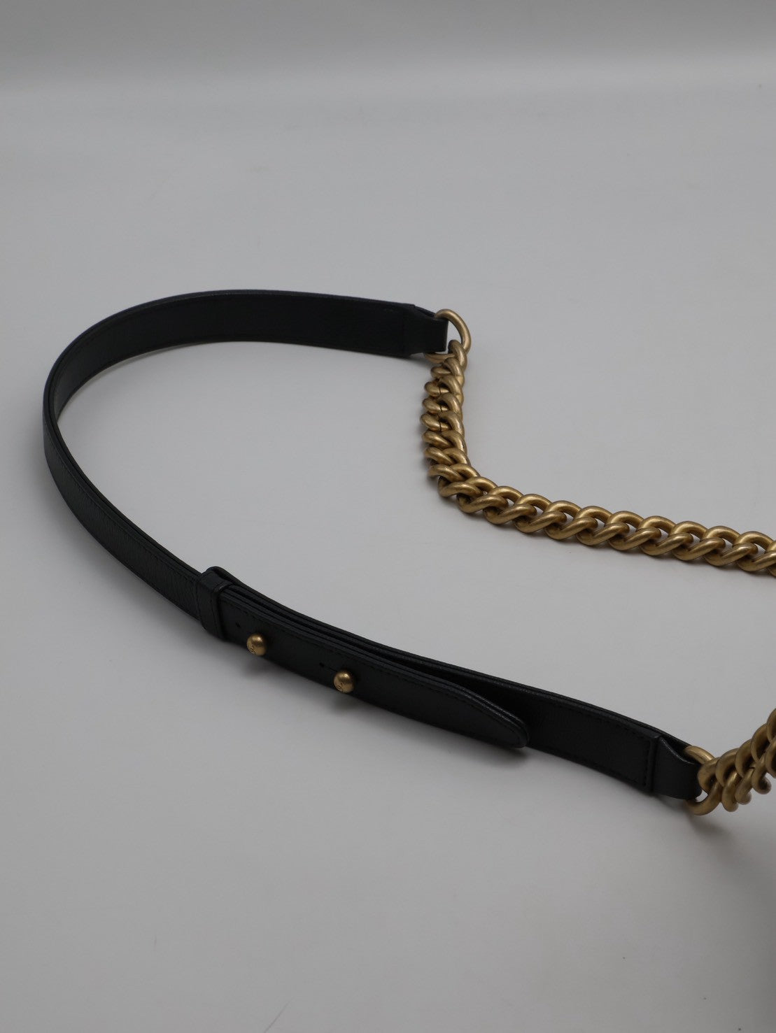 CHANEL Boy20 V紋粒面牛皮口蓋包 - 鐵灰金
