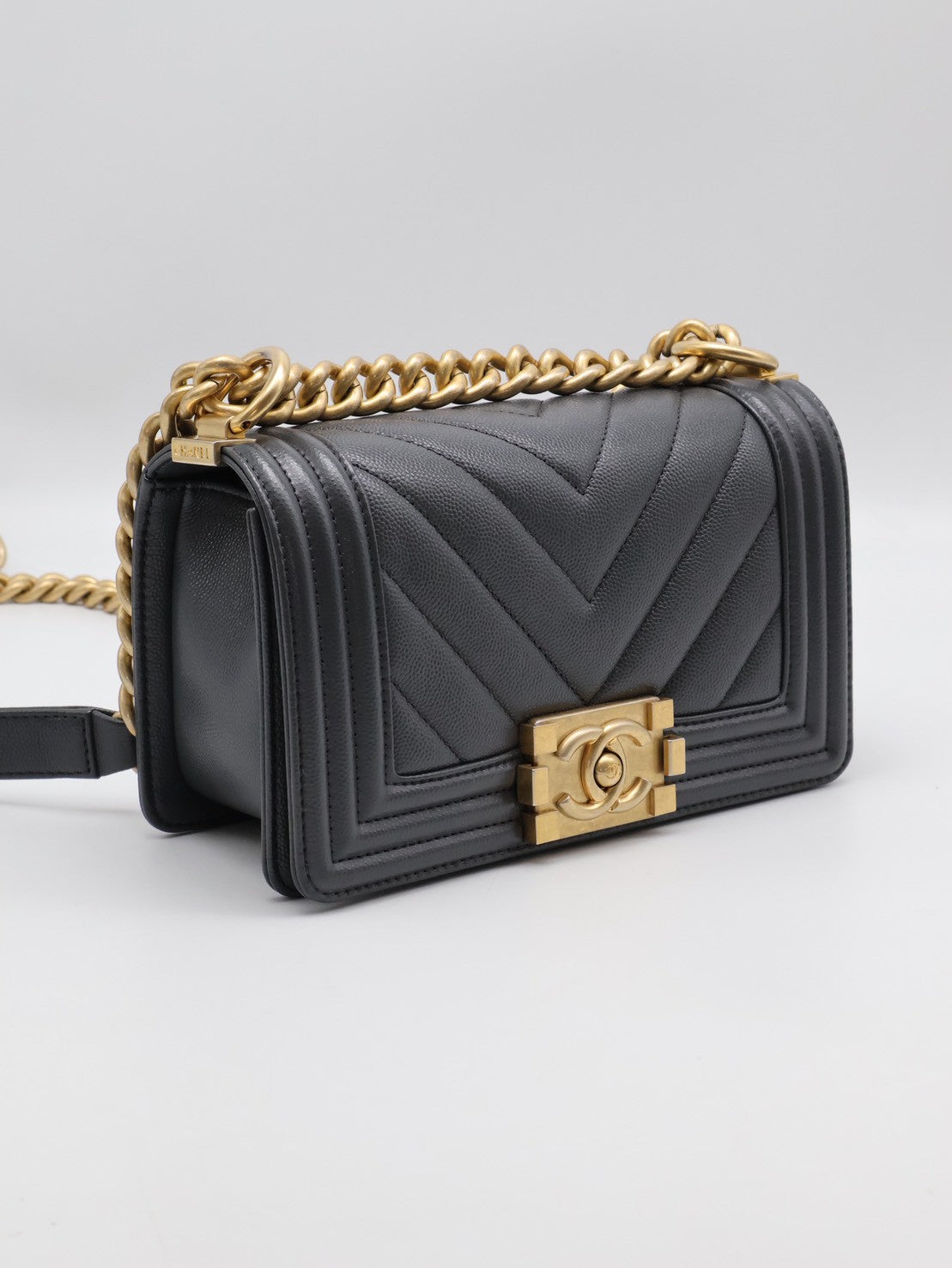 CHANEL Boy20 V紋粒面牛皮口蓋包 - 鐵灰金