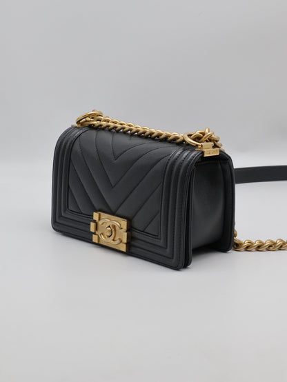CHANEL Boy20 V紋粒面牛皮口蓋包 - 鐵灰金
