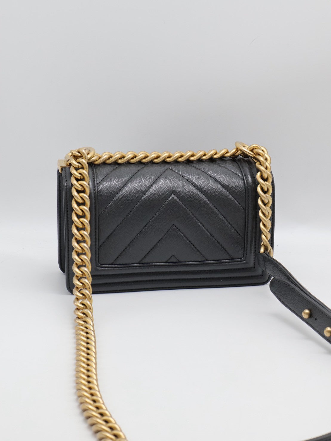 CHANEL Boy20 V紋粒面牛皮口蓋包 - 鐵灰金