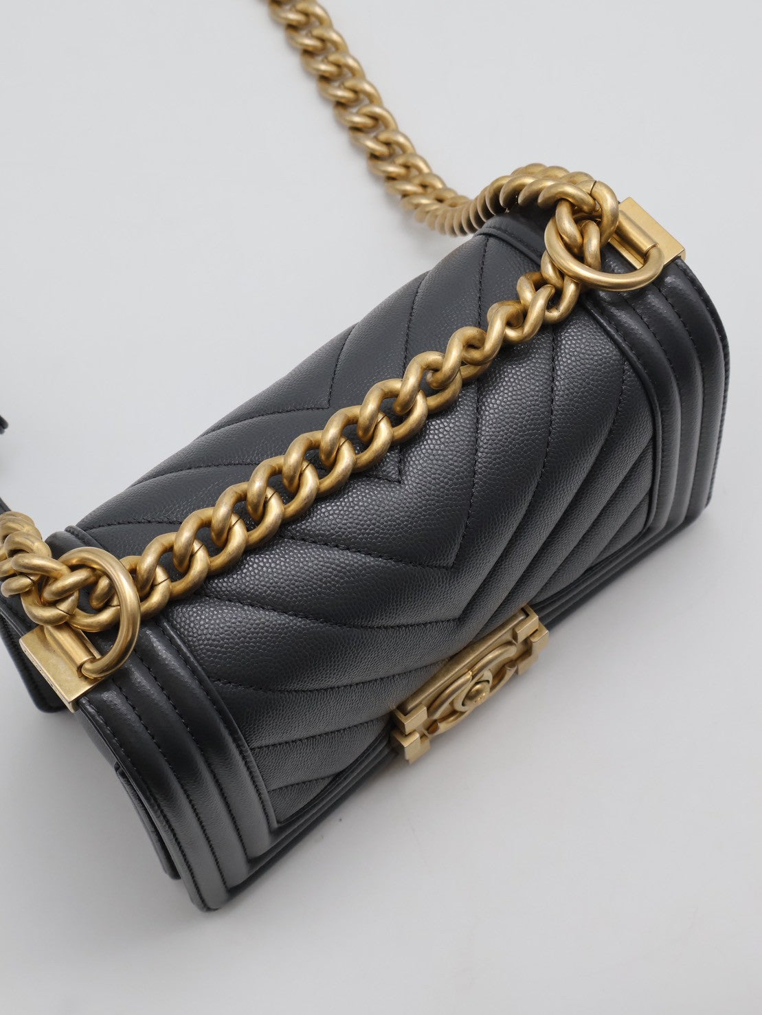 CHANEL Boy20 V紋粒面牛皮口蓋包 - 鐵灰金