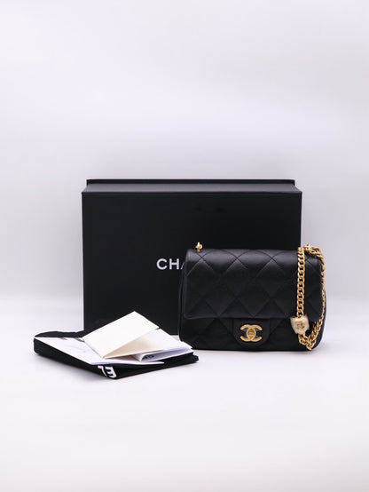 CHANEL 愛心調節釦口蓋包 20 - 粒面牛皮黑金