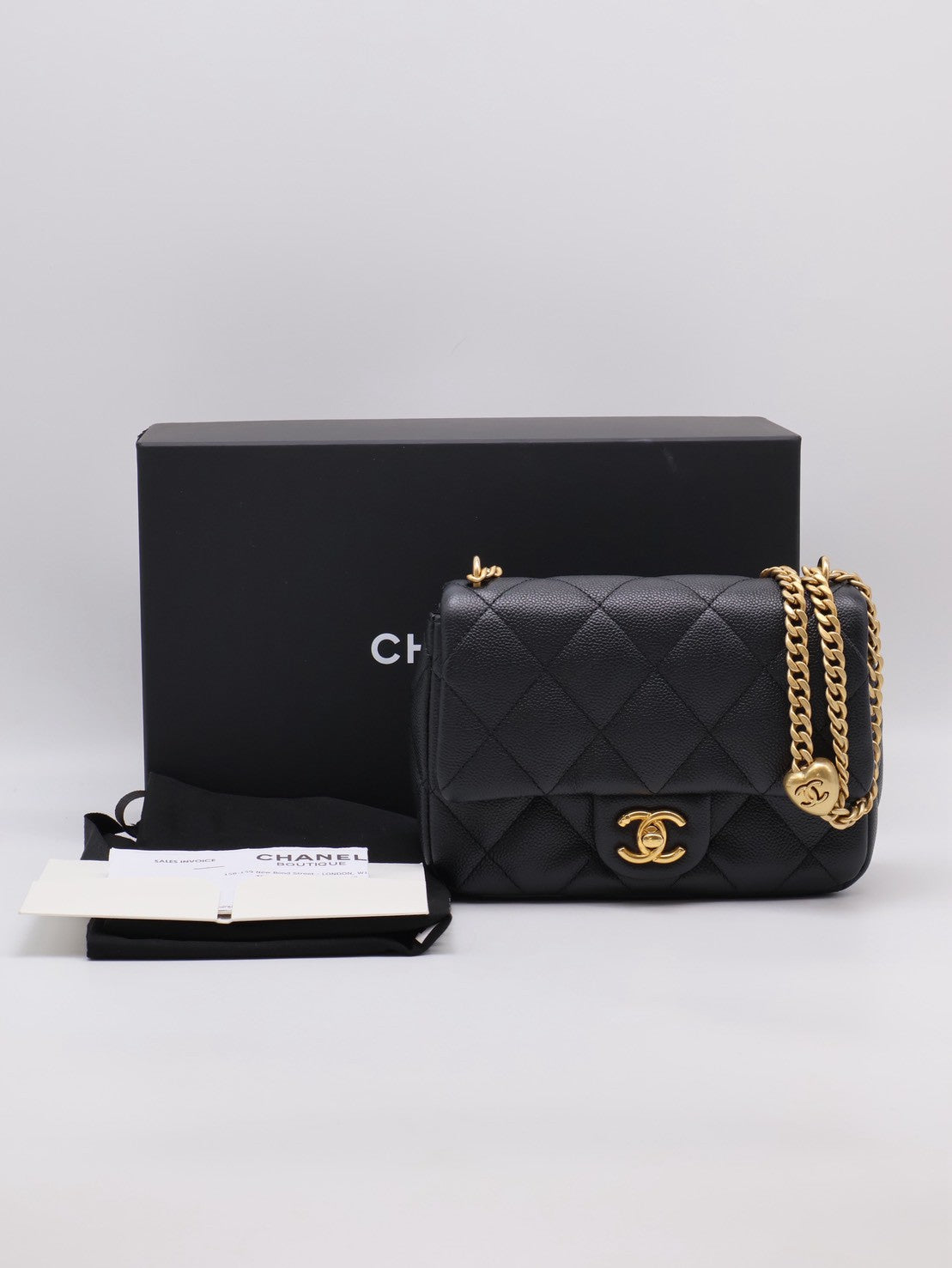 CHANEL 愛心調節釦口蓋包 20 - 粒面牛皮黑金
