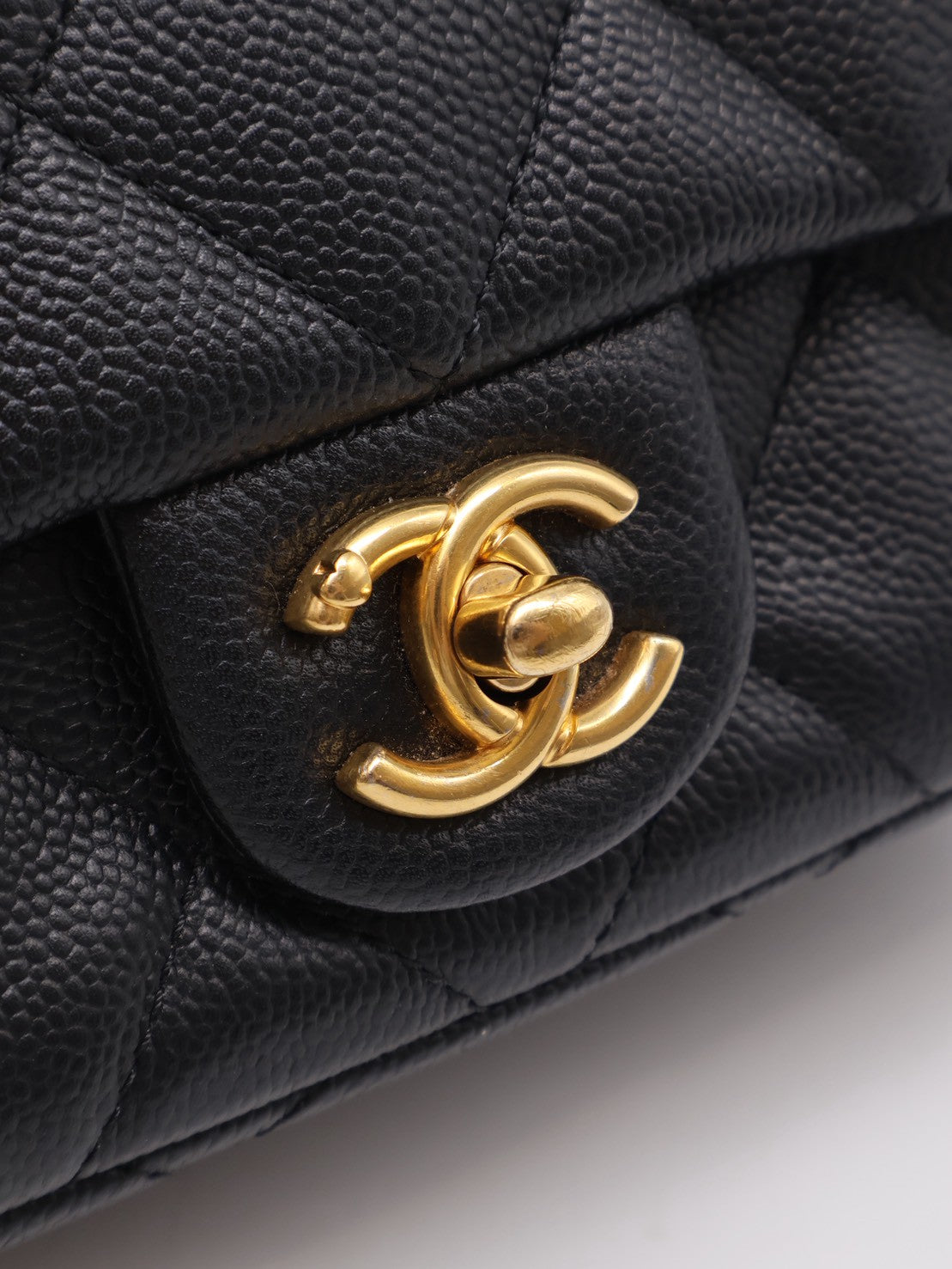 CHANEL 愛心調節釦口蓋包 20 - 粒面牛皮黑金