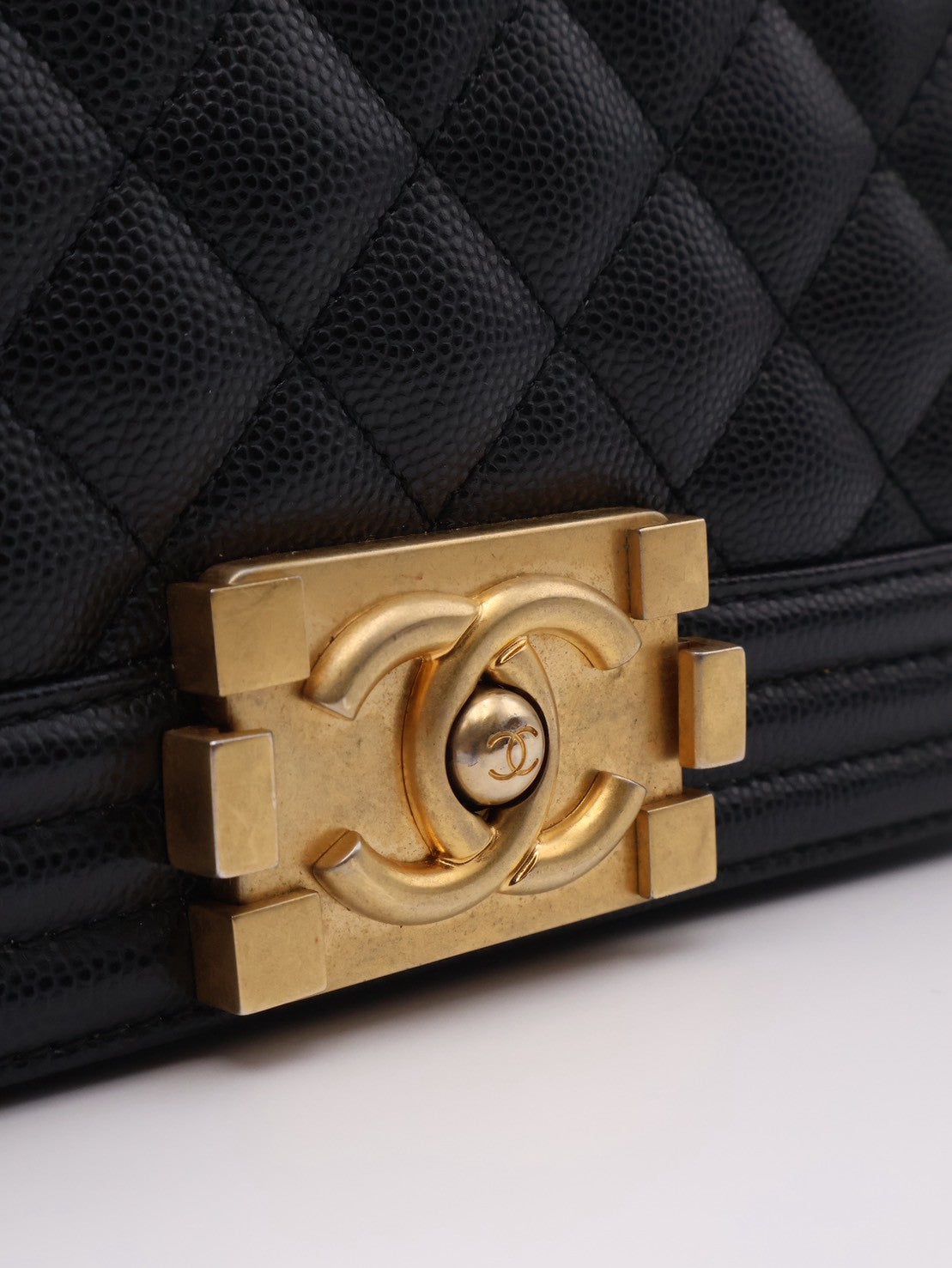 CHANEL Boy20 粒面牛皮口蓋包 - 黑金