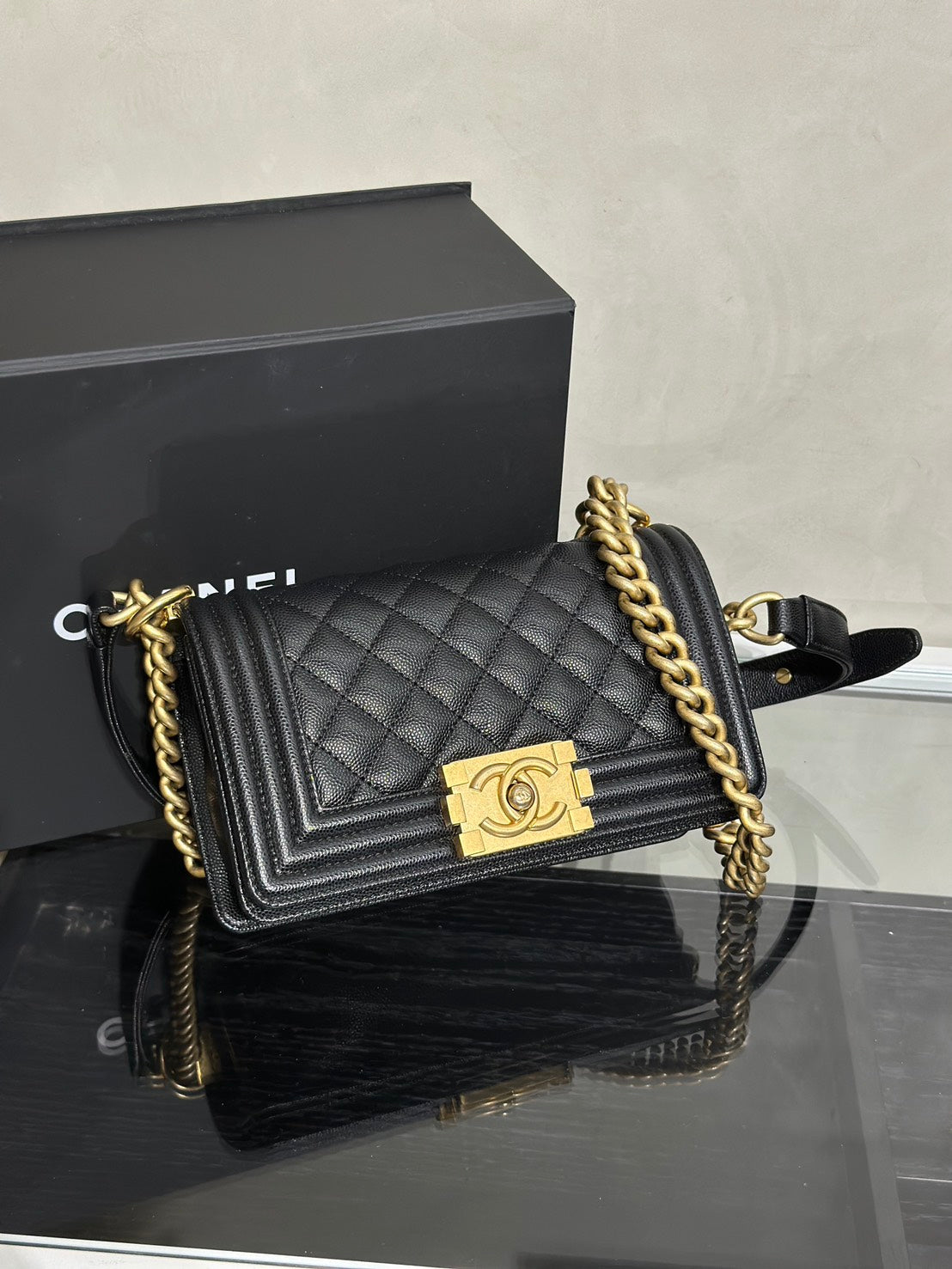 CHANEL Boy20 粒面牛皮口蓋包 - 黑金