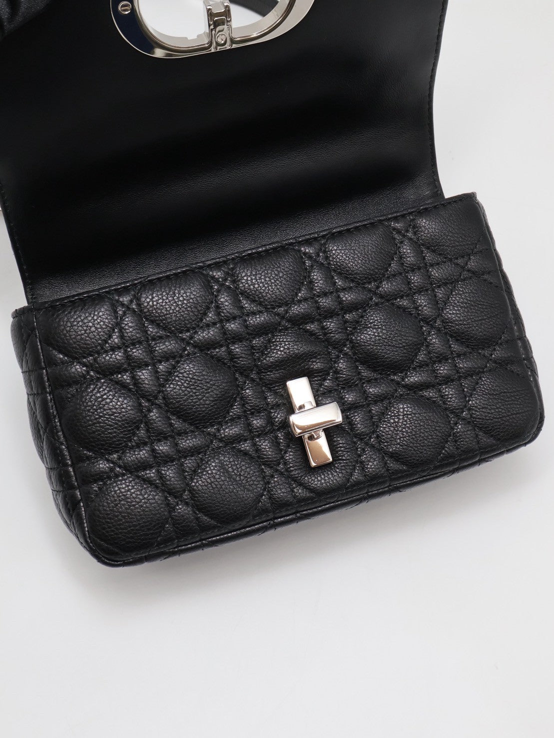 DIOR Caro藤格紋斜背包 - 小號黑銀