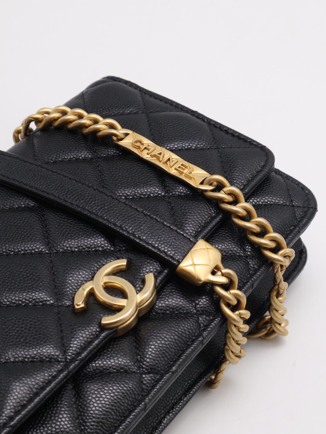 CHANEL 21B季節款粒面牛皮WOC - 黑金