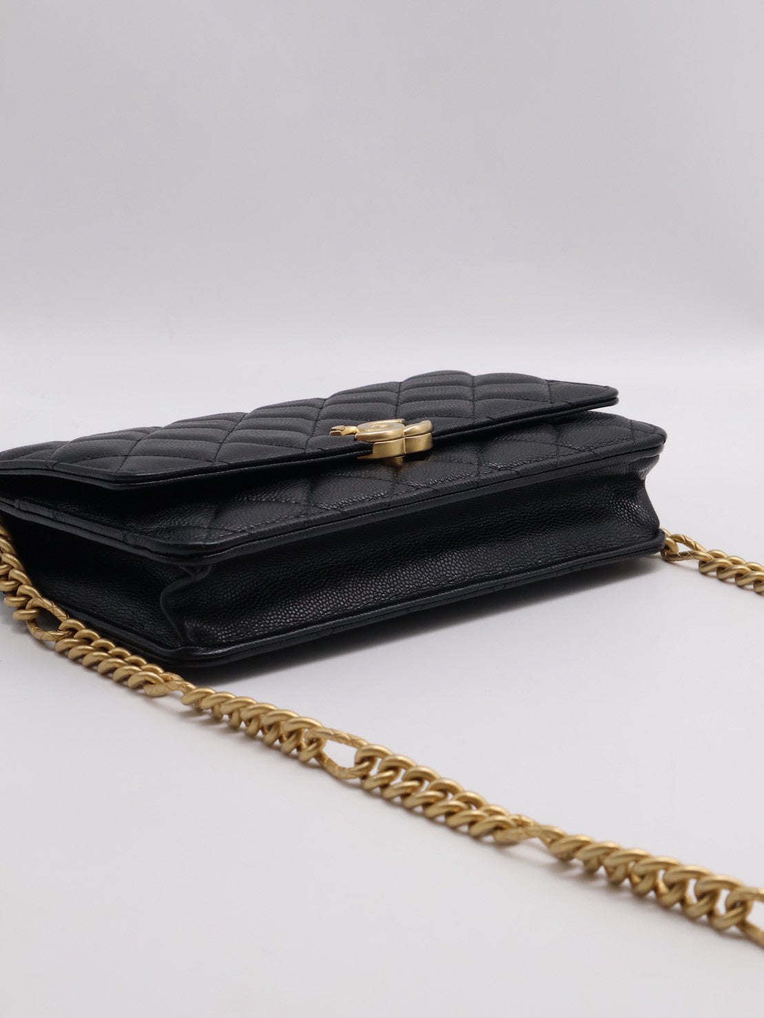 CHANEL 21B季節款粒面牛皮WOC - 黑金