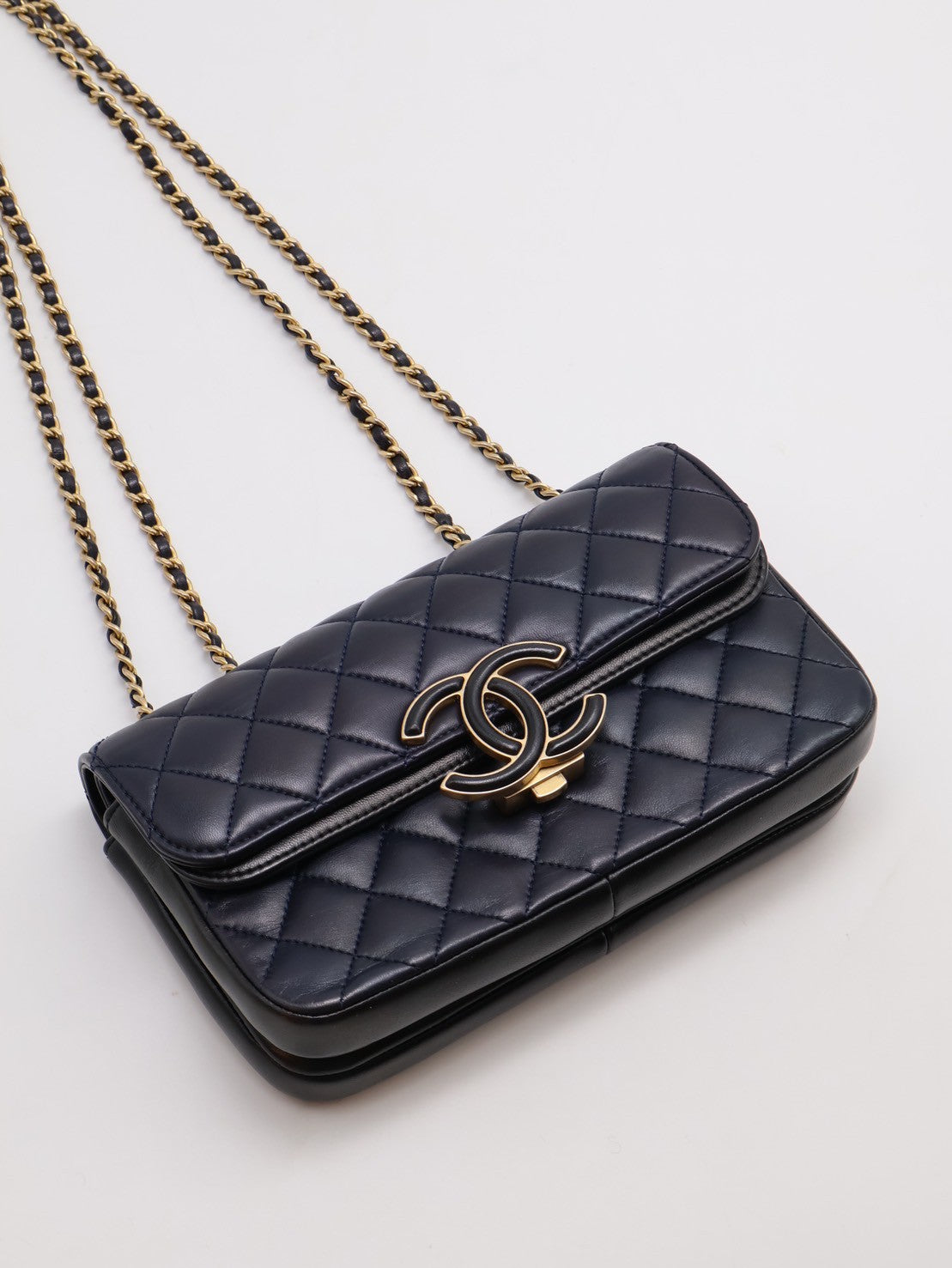 CHANEL 皮釦雙層口蓋包 21 - 深藍金26開