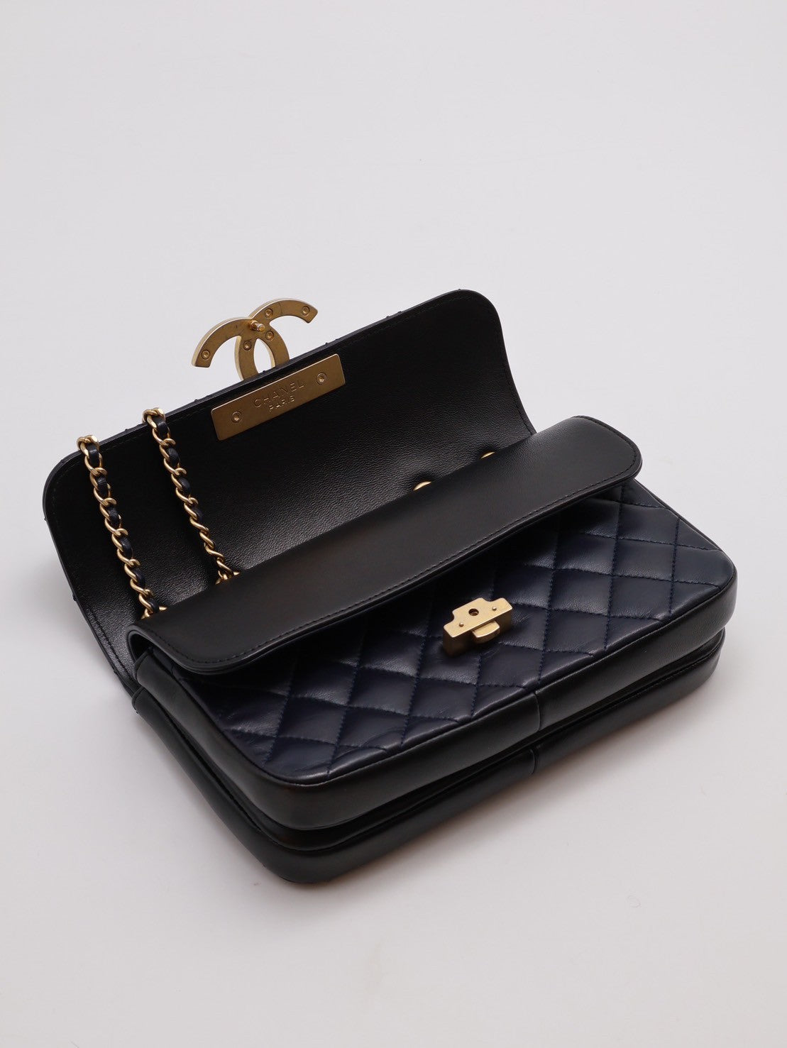 CHANEL 皮釦雙層口蓋包 21 - 深藍金26開