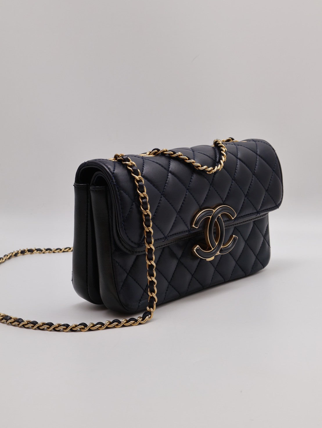 CHANEL 皮釦雙層口蓋包 21 - 深藍金26開